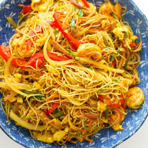 Singapore_rice_noodles_with_shrimp_and_chicken6_grande